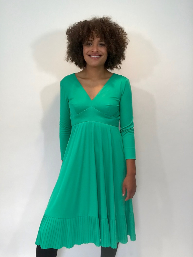 Small. Cirette 70s Green Party Dress 1970s Vibrant Green Dress with Empire Waist