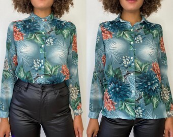 Blommig blus från 70-/80-talet. Grön långärmad skjorta med blommönster från 1970-talet och 1980-talet. Medium. Stor.