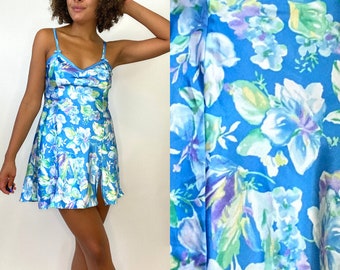 90-tals blommig nattlinne. Blå blommig nattklänning från 1990-talet. Small. Medium. Ärmlös. Pyjamas. Pyjamas. Underkjol.