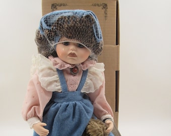Boyds Yesterdays Laura #4903 muñeca de porcelana con oso