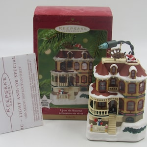 Hallmark Keepsake &quot;Up on the Housetop&quot; Magic Ornament Dated 2001