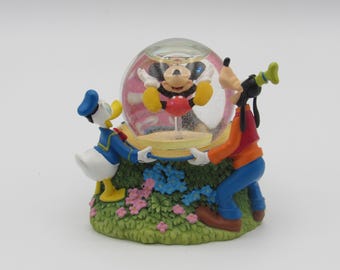 ディズニーヴィランズが光るミュージカル「スノードーム