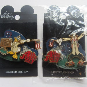DCA 4th of July Goofy Waving Flags & Donald Waving Flags Pin Lot of 2
