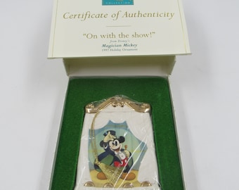 WDCC "On With the Show" Magikern Musse Pigg 1997 Ornament i Ask med Äkthetsintyg