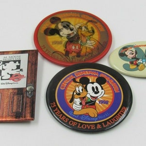 Disneyana Convention Mixed Pinback Button Lot of 4 including Lenticular