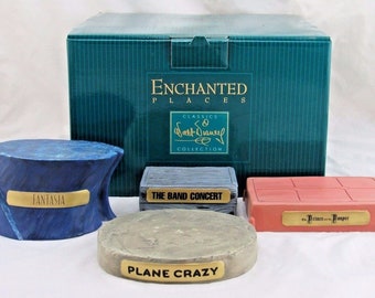 WDCC Enchanted Places Mickey's 70th Birthday Base Juego de 4 piezas en caja