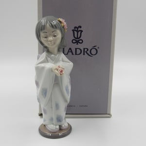 Lladro 6151 &quot;Bearing Flowers&quot; Porcelain Figurine in Box
