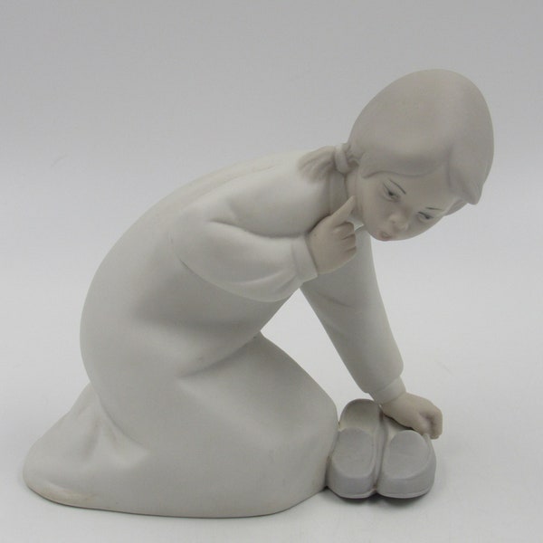 Lladro 4523 « Girl with Slippers » Figurine en porcelaine à finition mate