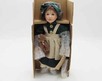 Muñeca de porcelana Laura #4801 de Yesterdays' Child con oso, colección Boyds