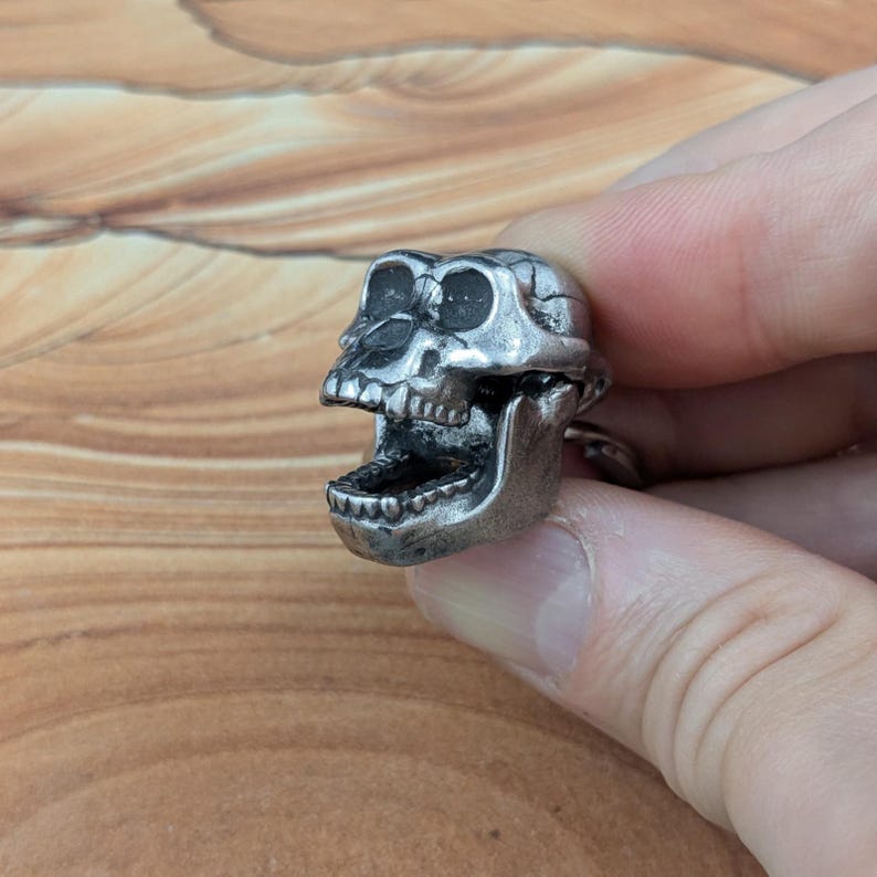 Llavero articulado con cráneo de Australopithecus afarensis - Llavero de paleontropología de peltre imagen 4