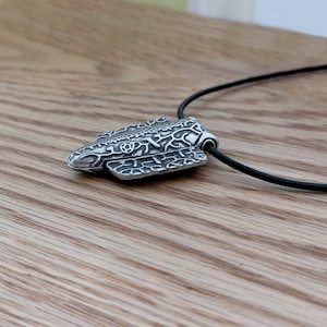 Puede incluir: Un letrero de madera r&uacute;stica con la frase "Welcome to our home" en letras blancas. El letrero presenta un acabado envejecido y un dise&ntilde;o sencillo y acogedor.