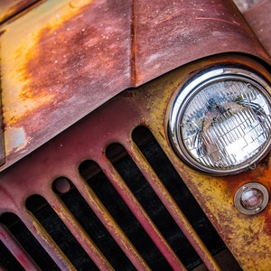 Jeep truck grille that&#39;s old and rusty