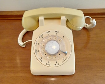 Antyczny telefon obrotowy Southwestern Bell z lat 60. w kolorze beżowym / rekwizyt