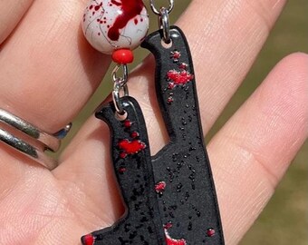 Pendientes colgantes de cuchillo salpicados de sangre