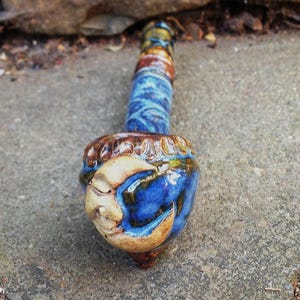 Mannen i månen röker pipa - Handgjord studiokeramik