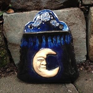 Mannen i månen väggficka - Handgjord studiokeramik