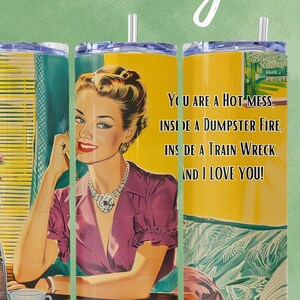 Może przedstawiać: 20 oz smukły kubek z ilustracją w stylu retro kobiety i tekstem "You are a hot mess inside a dumpster fire inside a train wreck and I love you!" Kubek ma srebrną słomkę.