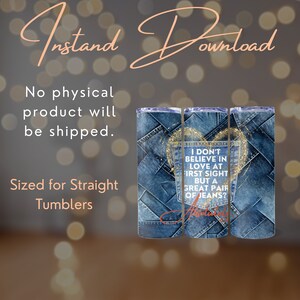 Może przedstawiać: Trzy proste kubki z dżinsowym wzorem. Kubki mają kieszeń w kształcie serca z napisem "I don't believe in love at first sight but a great pair of jeans?" i tekstem "Instant Download".
