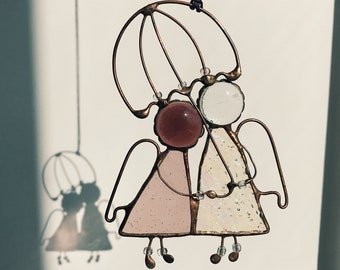 Buntglas-Bild mit zwei Engeln und Regenschirm, Sonnenfänger mit Menschen-Komposition, einzigartiges Geschenk, Dekoration für Haus, Tür, Wandbehang