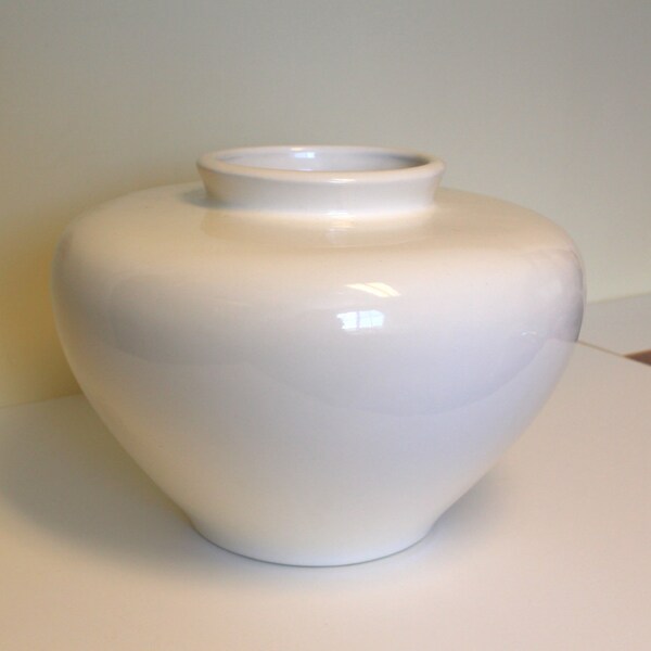 Haeger 10" Vase White Glazed Ceramic 1996 Issue Flower Pot 7" Tall