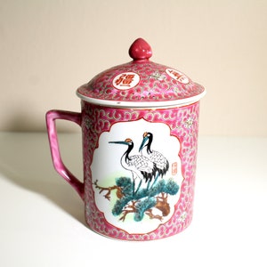 Illustrated Famille Rose Covered Mug Two Cranes early 1960&#39;s &quot;21&quot; Mark Mun Shou Longevity Jingdezhen Zhi Zhongguo Red Ground Porcelain China
