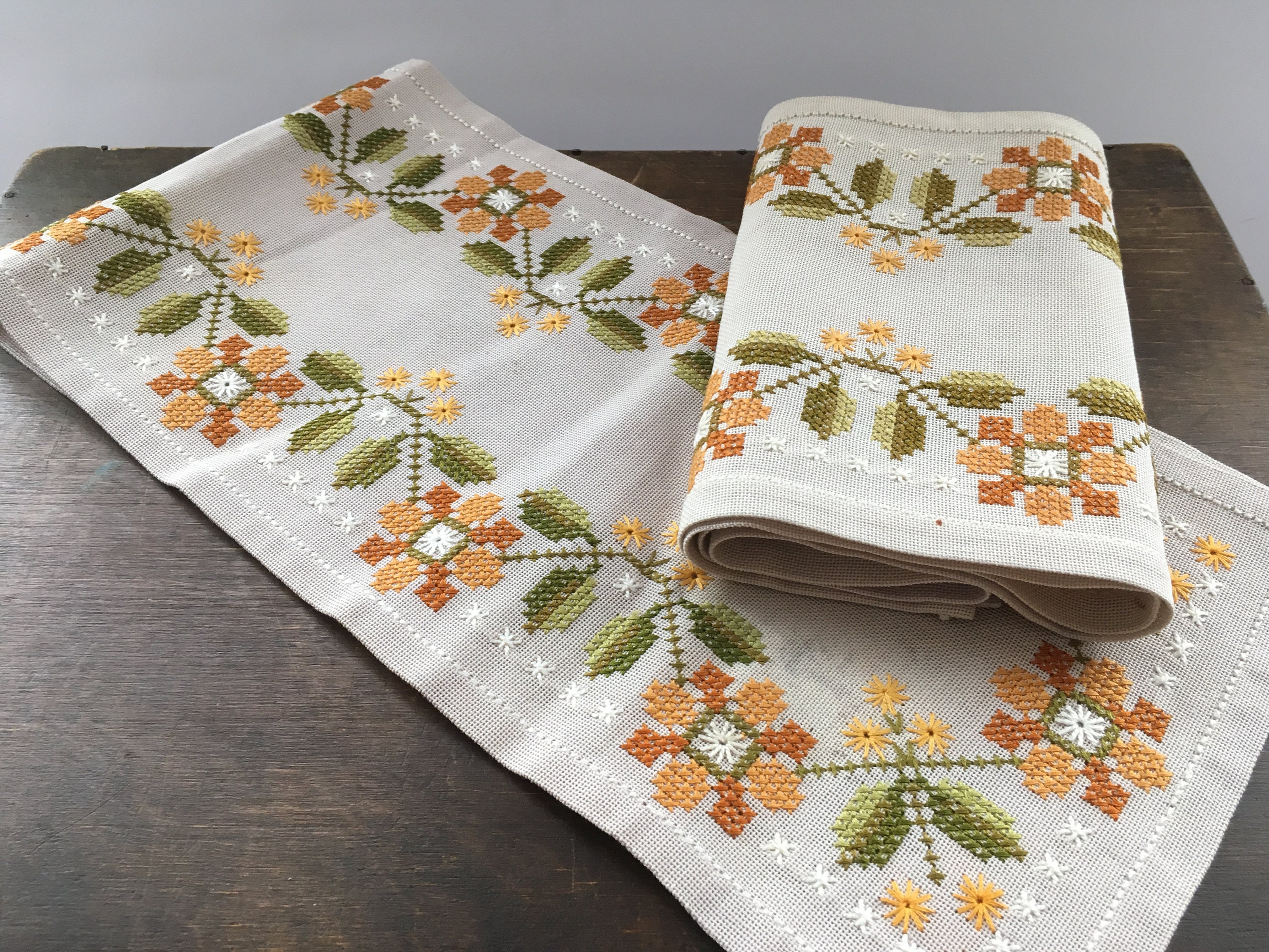 Camino de mesa bordado conjunto Floral en punto de Cruz Etsy Camino de mesa bordado conjunto Floral en punto de Cruz Etsy