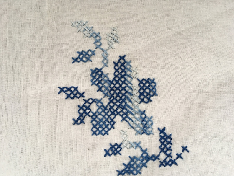 Antique embroidered napkin table napkin with lace trim Shabby white blue table napkin Cottage chic table napkin