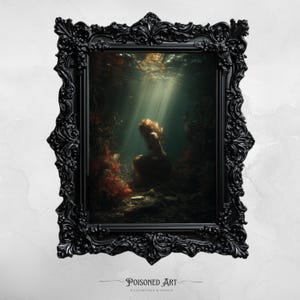 Puede incluir: Una impresión artística enmarcada que presenta a una mujer pelirroja bajo el agua, rodeada de corales y rocas. La obra de arte está en un marco negro ornamentado. La imagen tiene una estética oscura y melancólica con rayos de luz que brillan a través del agua.