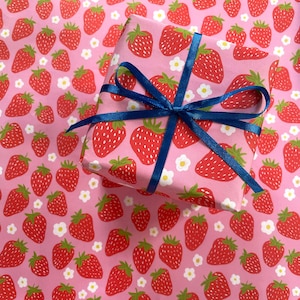 Carta da regalo con fragole dolci