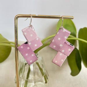 Orecchini di carta colorati super carini, design viola e a stella, originali ed eleganti gioielli riciclati, orecchini pendenti