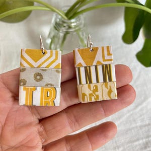 Orecchini super originali realizzati in carta riciclata, design asimmetrico colorato, tonalità di giallo e senape, moderni e grafici.