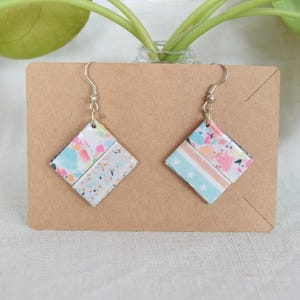 Orecchini in carta riciclata color pastello, orecchini rosa acceso e azzurro, design asimmetrico fresco e minimalista
