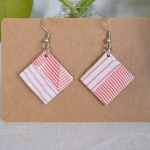 Orecchini luminosi realizzati in carta riciclata, orecchini trasparenti a strisce rosse e bianche, design asimmetrico fresco e minimalista