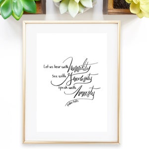 Puede incluir: Una impresión enmarcada con una cita de caligrafía en blanco y negro que dice "Escuchemos con humildad, veamos con curiosidad, hablemos con honestidad." La cita está firmada "Ember Falls".