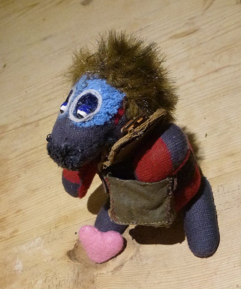 can be personalized! Love Wombat with cool Bag and a pink heart in it