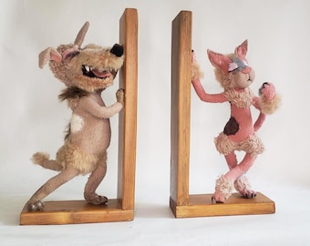 Suportes para livros em formato de gato e cachorro, feitos à mão com materiais reciclados.