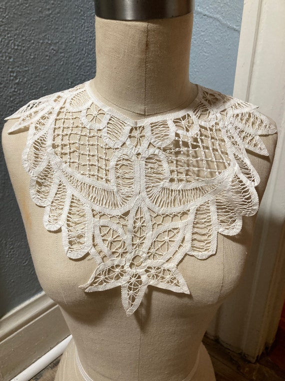 Vintage lace collar