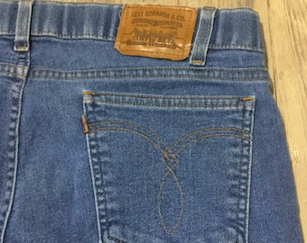 Vaqueros Levi's de los años 70 con pestaña naranja