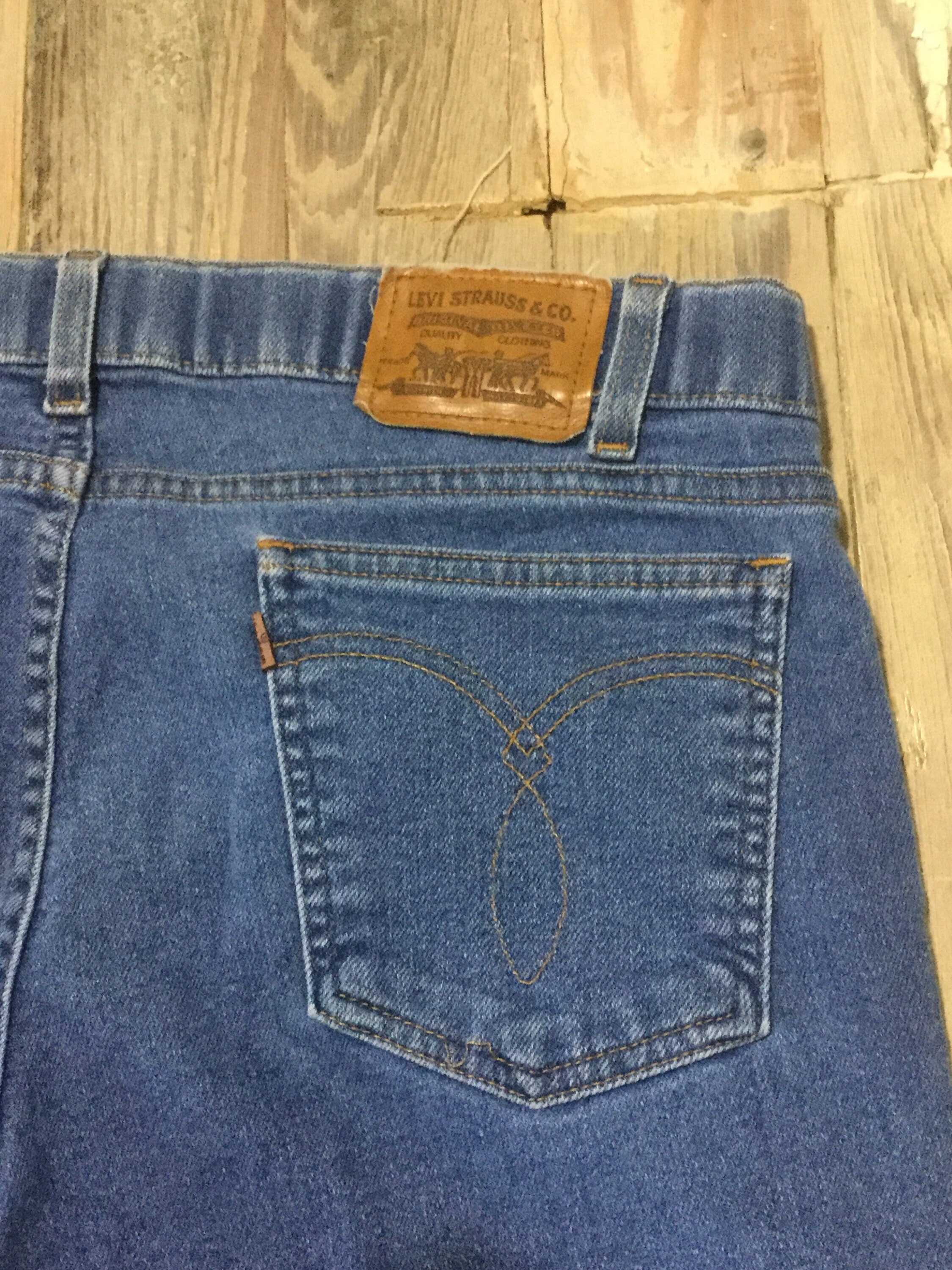 orange levis tag