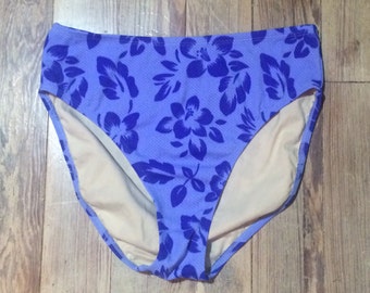 Pode incluir: Parte inferior de maiô azul com estampa floral. O maiô é feito de um tecido texturizado.