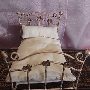 cama para casa de muñecas