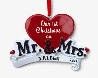 Może przedstawiać: Czerwona choinkowa ozdoba w kształcie serca z napisem "Our 1st Christmas as Mr. & Mrs. TALBER 2017"