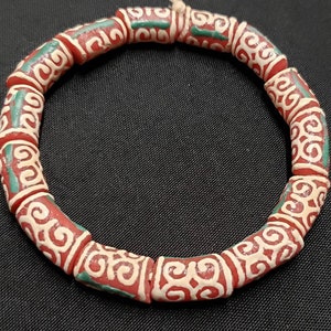 Cuentas de vidrio con el símbolo Adinkra Dwennimmen: fuerza y elegancia