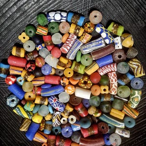 1 taza (~160) de mezcla de cuentas Krobo hechas a mano / Cuentas de vidrio reciclado de Ghana para joyería y artesanías africanas