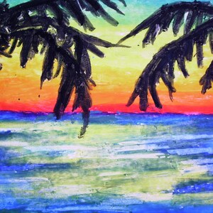 Puede incluir: Una pintura de una puesta de sol sobre el oc&eacute;ano con dos palmeras en primer plano. El cielo es un degradado de naranja, amarillo y rojo, y el agua es de un azul profundo.