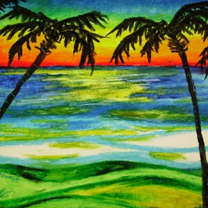 Puede incluir: Una pintura de dos palmeras en una playa al atardecer. El cielo es de un naranja, amarillo y azul vibrantes. El agua es de un azul profundo con reflejos verdes y amarillos. La arena es blanca. Los &aacute;rboles son siluetas negras contra el cielo colorido.