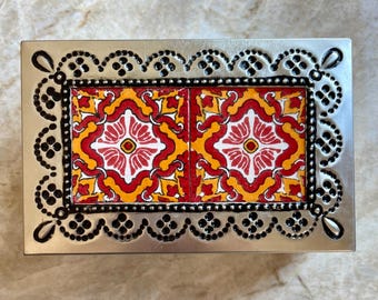 Joyero rectangular de hojalata hecho a mano con dos azulejos de Talavera