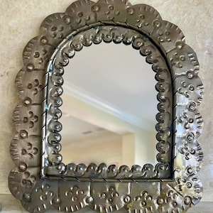 Espejo de pared. Espejo de arco hecho a mano, de hojalata perforada. Decoración del hogar.