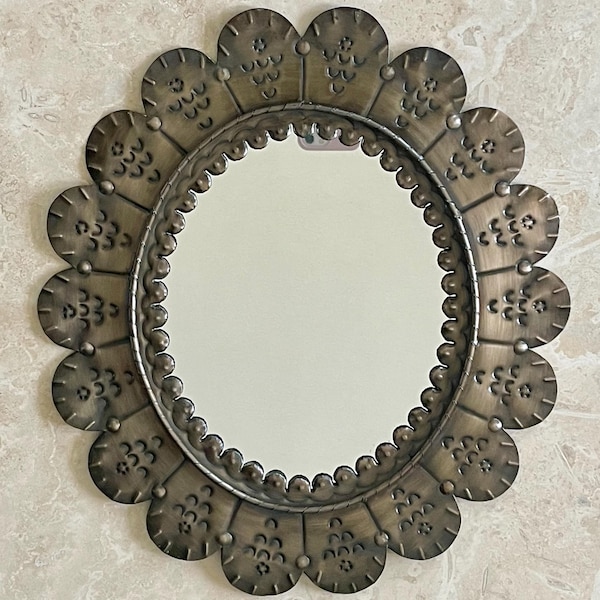 Espejo de pared. Espejo ovalado hecho a mano, hecho en hojalata. Decoración del hogar.