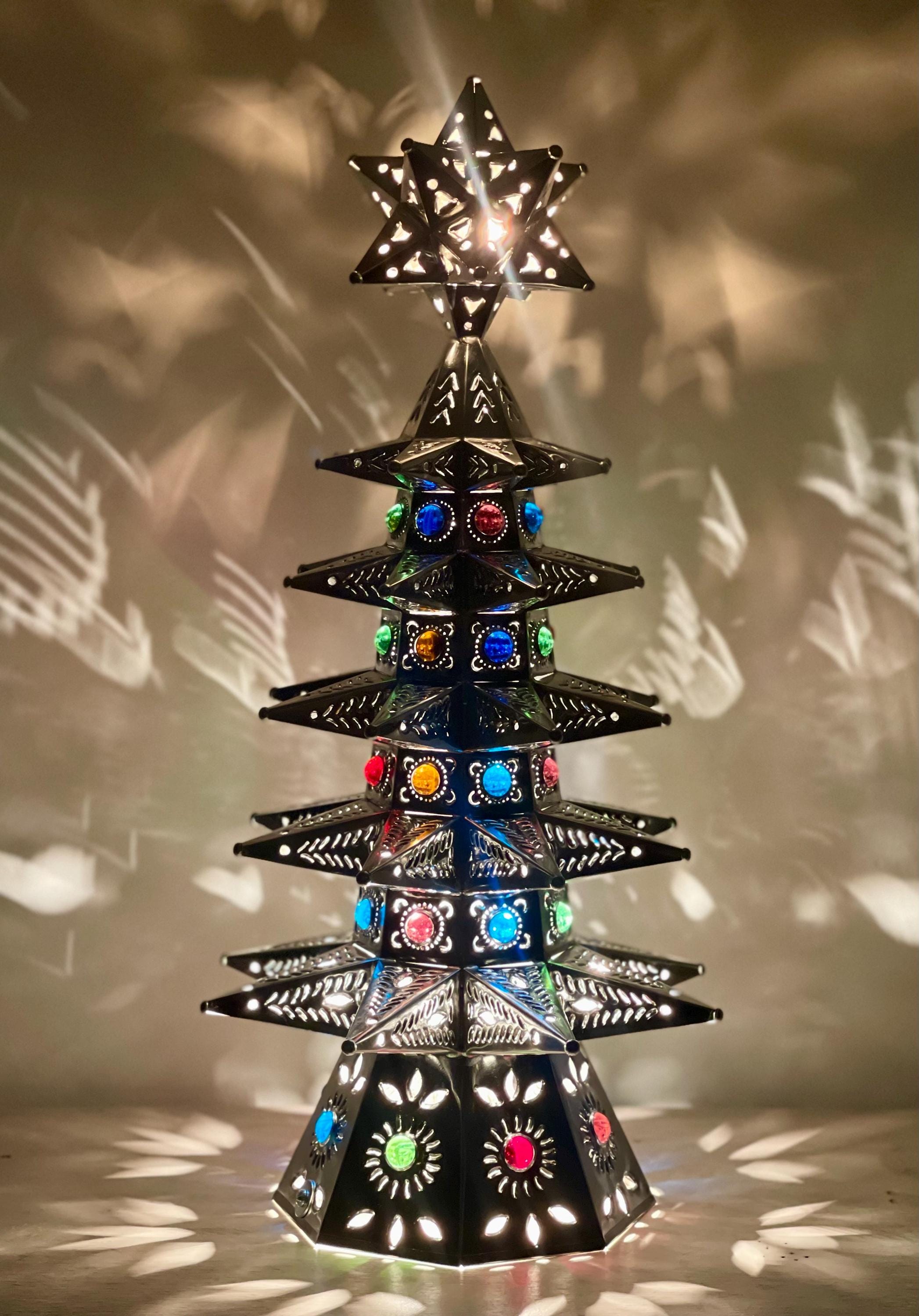 ブリキのパンチングクリスマスツリー、手作りのライト付き、高さ18